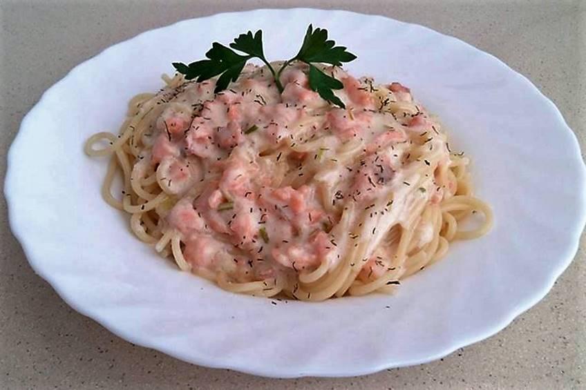 espaguetis con crema de salmón