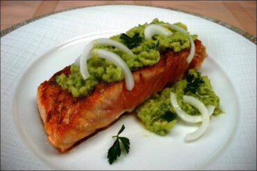 Salmón marinado con salsa de aguacate