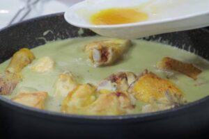 pollo con salsa de nueces paso 6