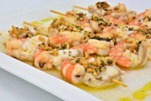Brochetas de rape y langostinos
