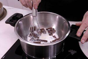 bizcocho de chocolate y queso crema paso 2