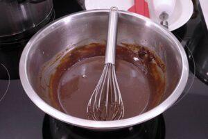 bizcocho de chocolate y queso crema paso 3