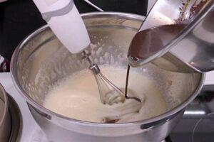 bizcocho de chocolate y queso crema paso 4