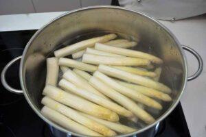 Espárragos con bechamel y gratinados con queso paso 1