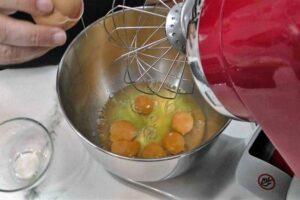 bizcocho con frutas caramelizadas paso 2