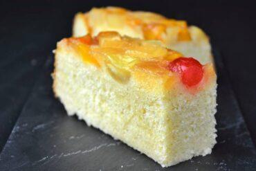 bizcocho con frutas caramelizadas