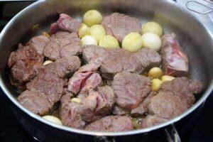 Ternera con verduras y patatas paso 3