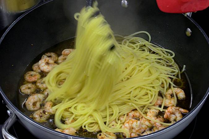espaguetis con gambas al ajillo paso 4