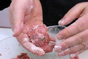albóndigas con salsa de tomate, paso 2
