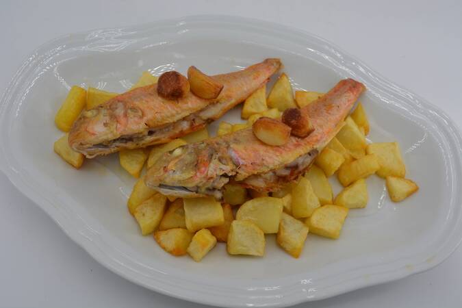 Salmonetes con patatas al ajillo paso final
