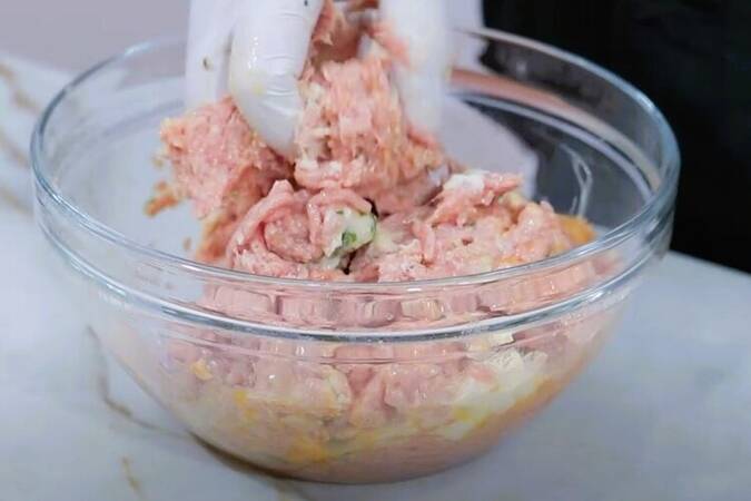 Albóndigas en salsa con pimientos del piquillo paso 1