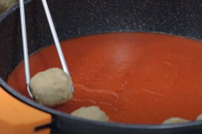 Albóndigas en salsa con pimientos del piquillo paso 4