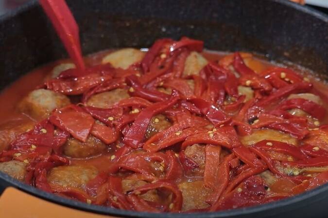 Albóndigas en salsa con pimientos del piquillo paso 5