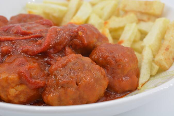 Albóndigas en salsa con pimientos del piquillo paso final