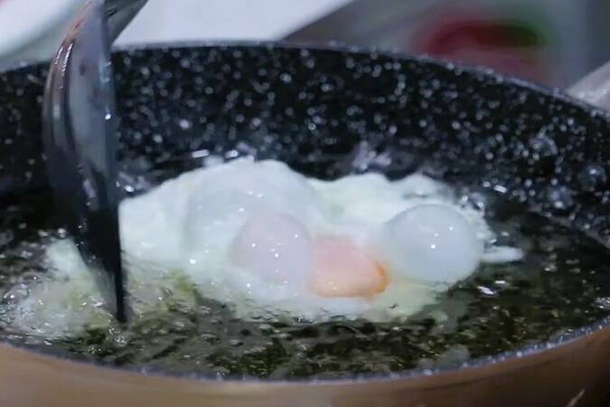 Huevos rotos con provolone paso 6