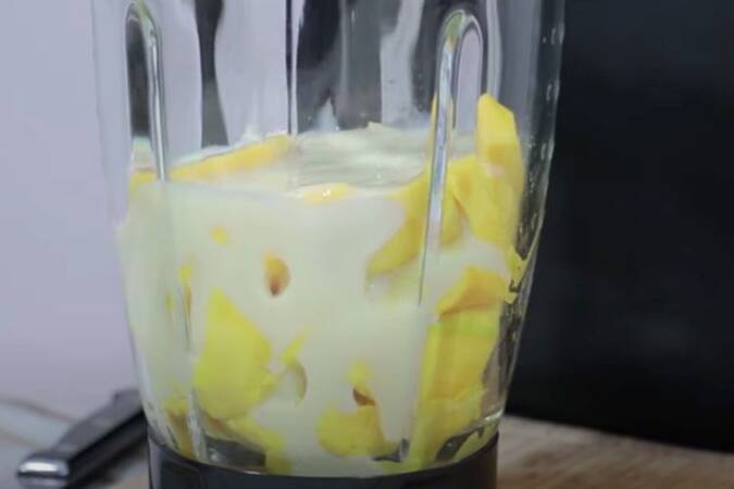 Crema de mango con leche condensada paso 1