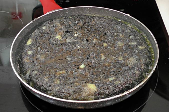 tortilla de patatas negra paso 5