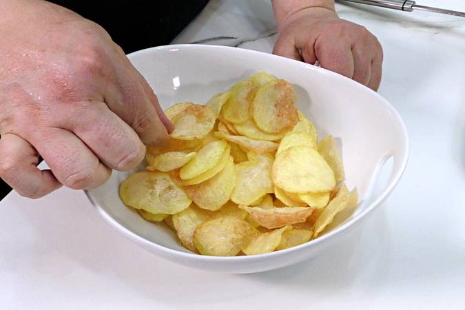 Cómo hacer patatas fritas de bolsa