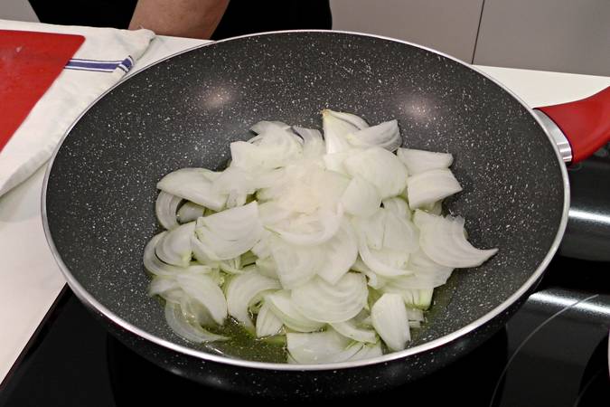 calamares con salsa de cebolla paso 1