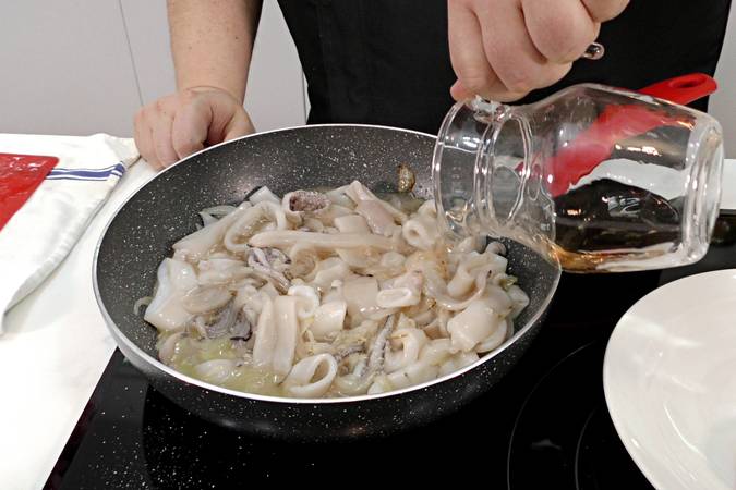 calamares con salsa de cebolla paso 3