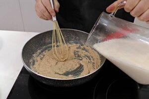 croquetas rellenas con huevo cocido paso 2