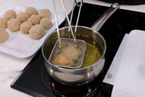 croquetas rellenas con huevo cocido paso 6