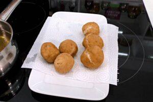 croquetas rellenas con huevo cocido paso 6
