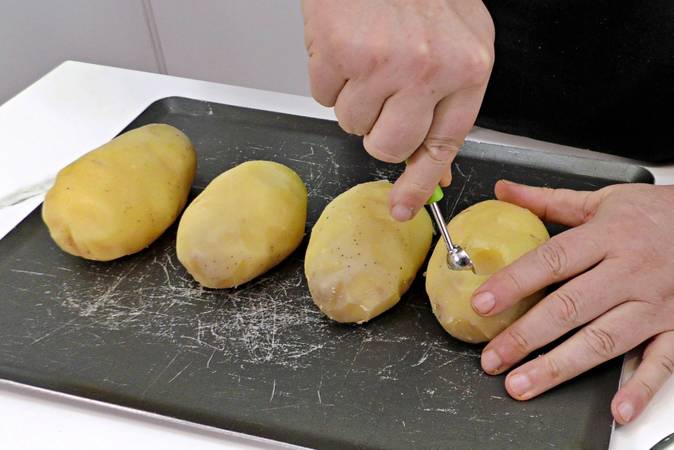 patatas rellenas con revuelto de chorizo paso 1