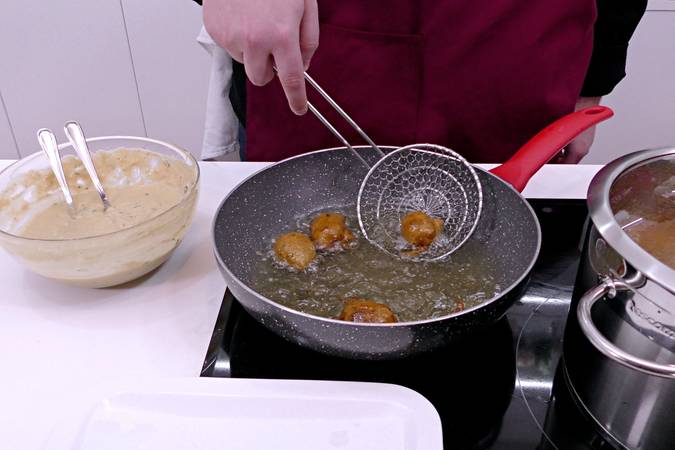 buñuelos de calabacín en mycook paso 6