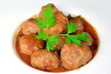 albondigas con salsa putanesca