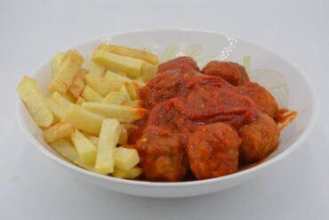 Albóndigas en salsa de tomate con pimientos del piquillo