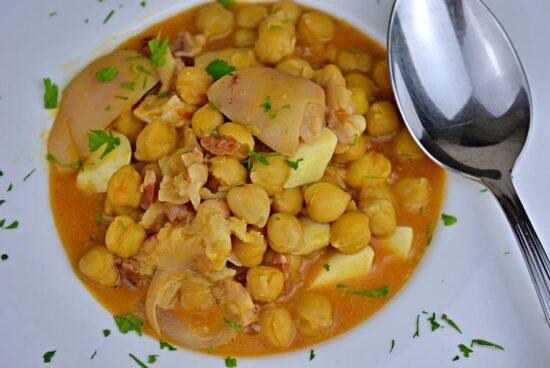 garbanzos con manitas de cerdo