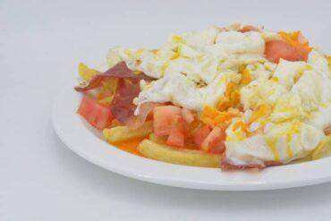huevos rotos con provolone