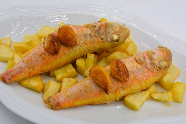 salmonetes con patatas