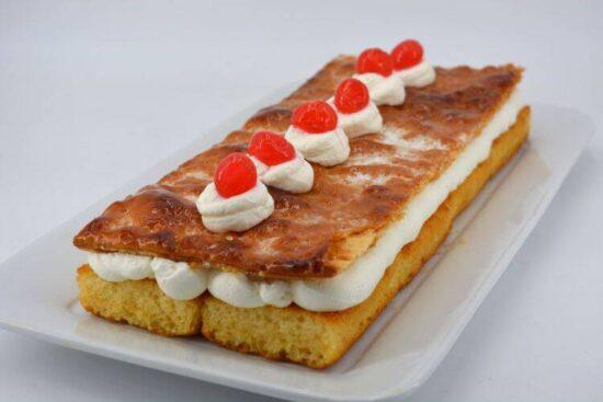 Tarta de sobaos con nata y hojaldre