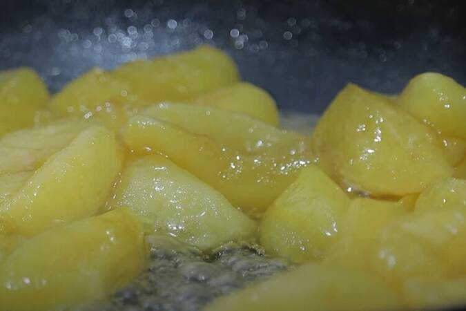 Crepes rellenas con manzana caramelizada paso 2
