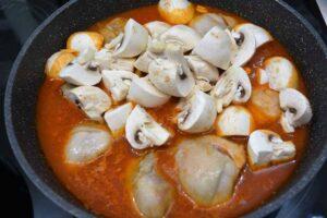 Pollo Guisado con pisto y champiñones paso 4