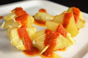 patatas bravas con salsa picante casera paso final