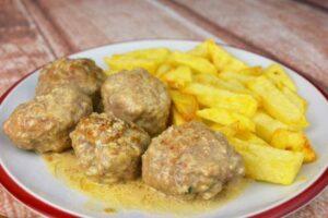 Albóndigas con salsa de almendras paso final