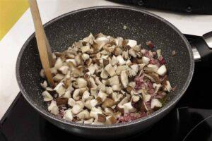 Empanadillas con revuelto de setas y foie paso 1