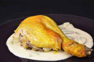 Pollo asado con salsa Strogonoff paso final