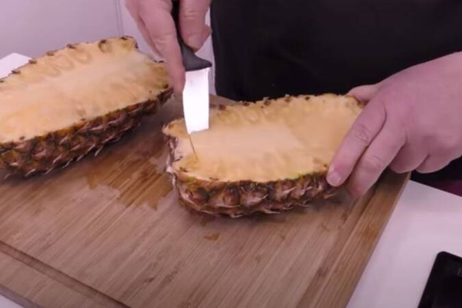 Piña rellena con crema catalana paso 4