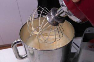 Magdalenas caseras de nata con copete paso 1