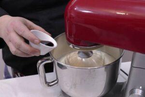 Magdalenas caseras de nata con copete paso 2