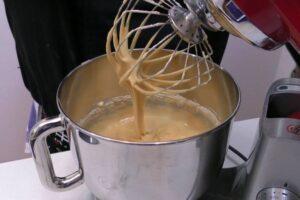 Magdalenas caseras de nata con copete paso 3