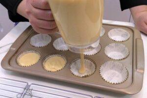 Magdalenas caseras de nata con copete paso 4