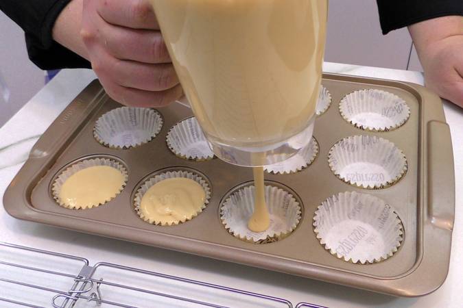 Magdalenas caseras de nata con copete paso 4