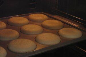 Magdalenas caseras de nata con copete paso 5