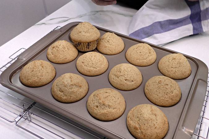 Magdalenas caseras de nata con copete paso 6