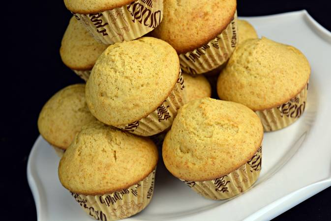 Magdalenas caseras de nata con copete paso final